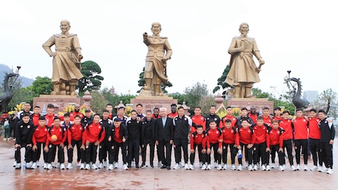 Simone Inzaghi celebrating with his Inter Milan players after beating Barcelona.